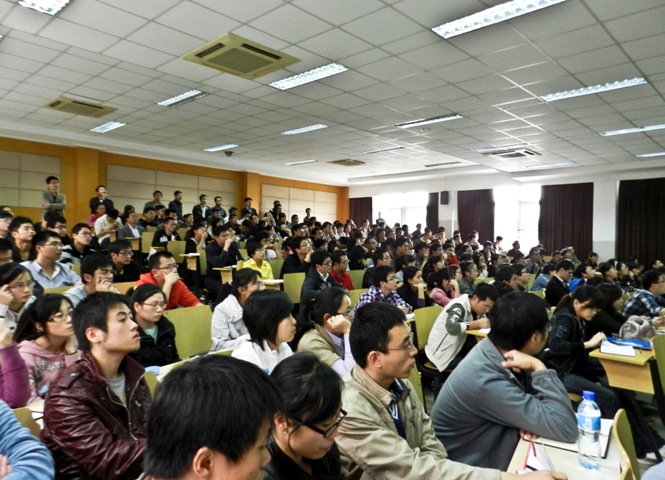 與會師生認真聆聽新儀器介紹